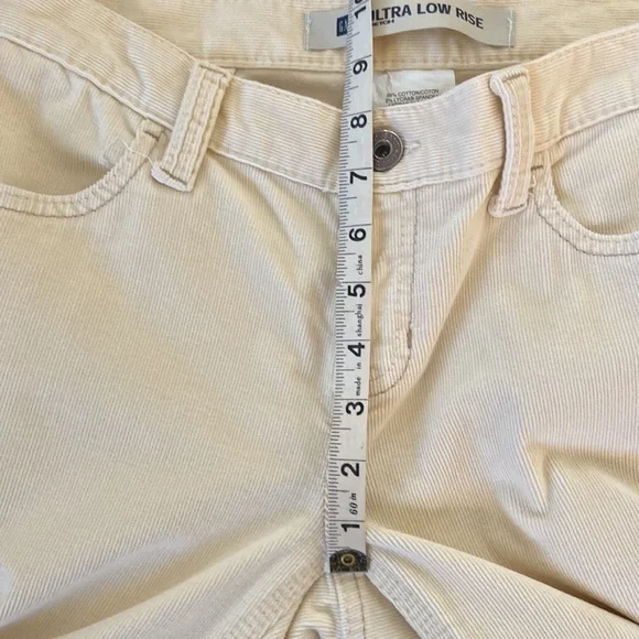 Gap brand  low rise stretch Cordaroy jeans in a light yellow. Size 6. - Picture 4 of 6